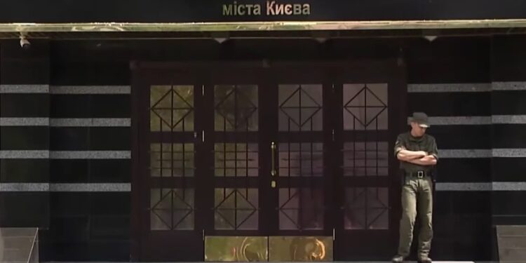 Повідомлення про усунення невідповідностей не містить переліку документів, які повинен надати учасник. Позиція органу оскарження.